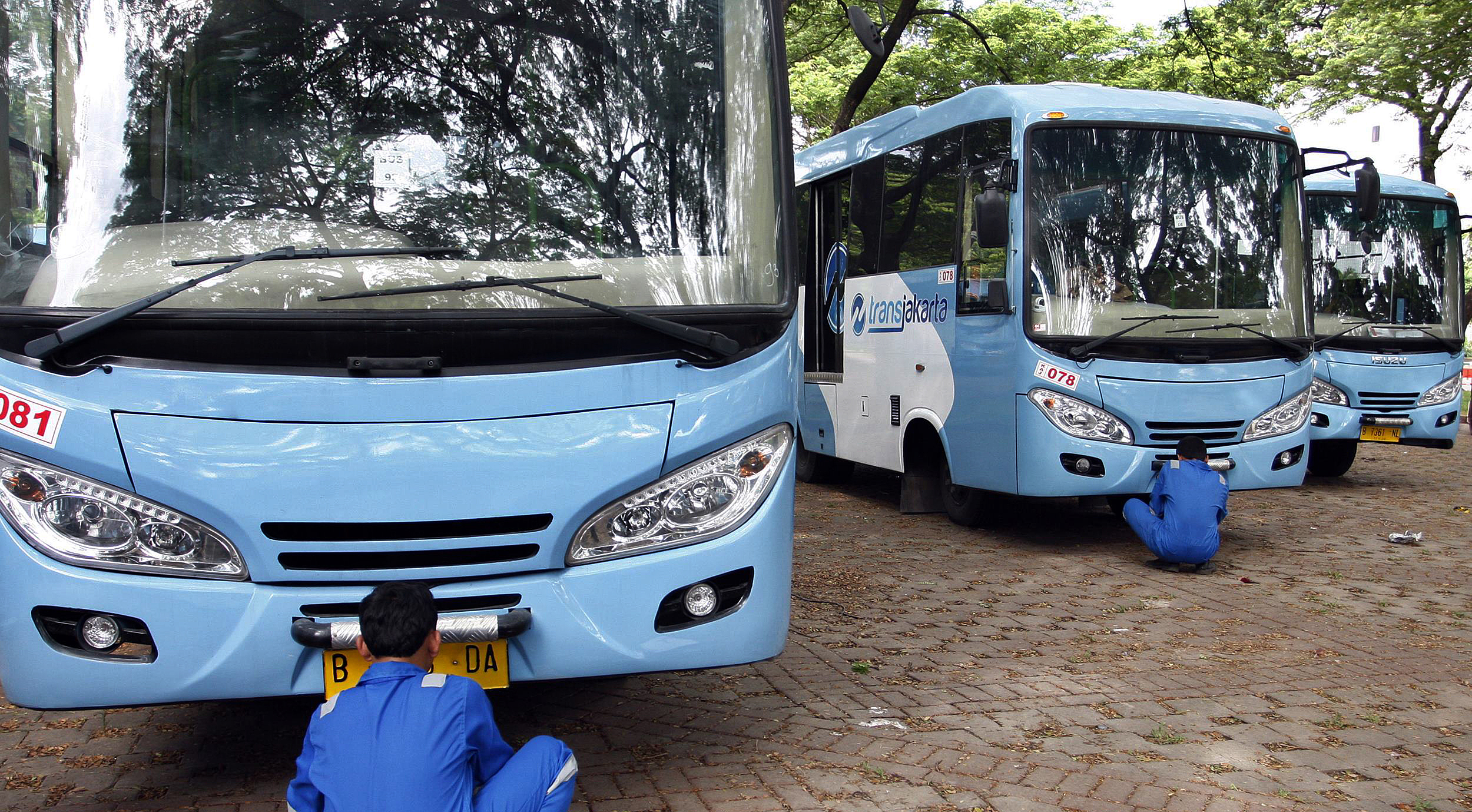  Petugas mempersiapkan armada feeder Transjakarta atau agkutan pengumpan Transjakarta. 
