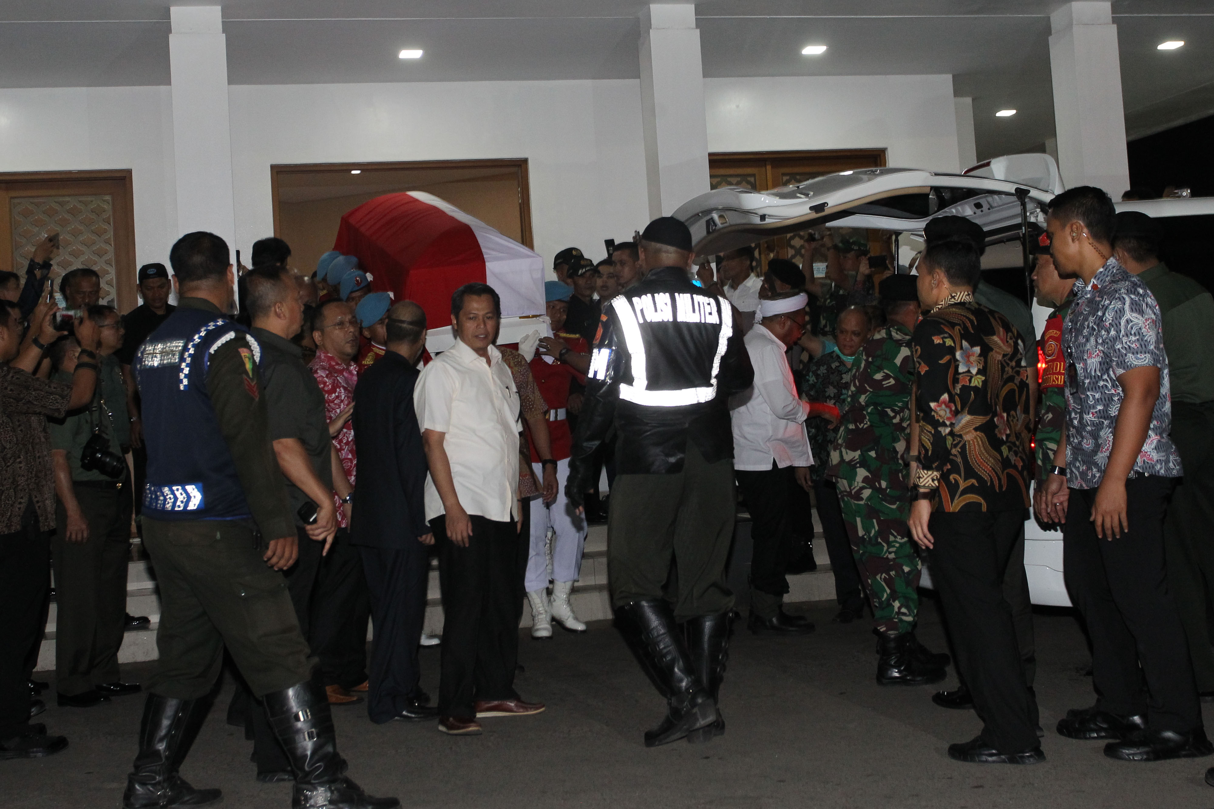 Peti jenazah berisi almarhum BJ Habibie dibawa ke rumah duka dari RSPAD Gatot Soebroto