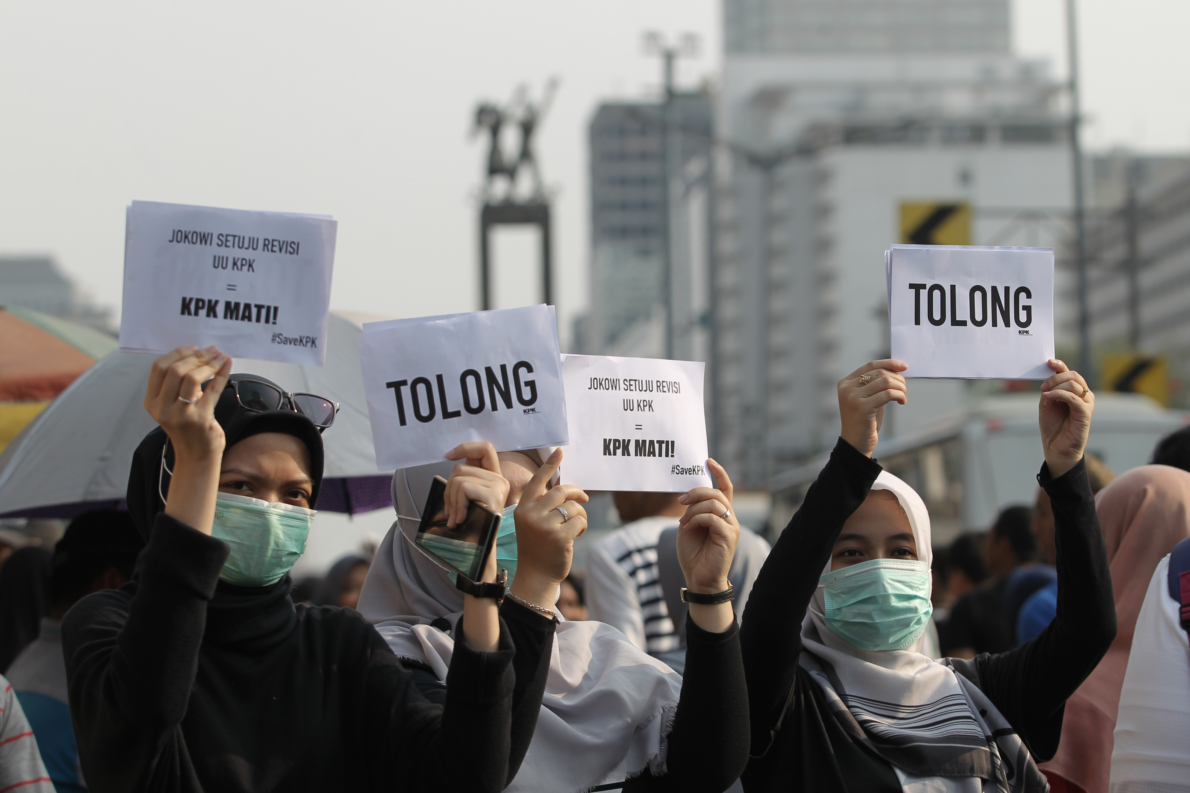 Sejumlah pegawai KPK yang tergabung dalam Wadah Pegawai KPK, melakukan aksi selamatkan KPK di hari bebas kendaraan bermotor Bundaran HI