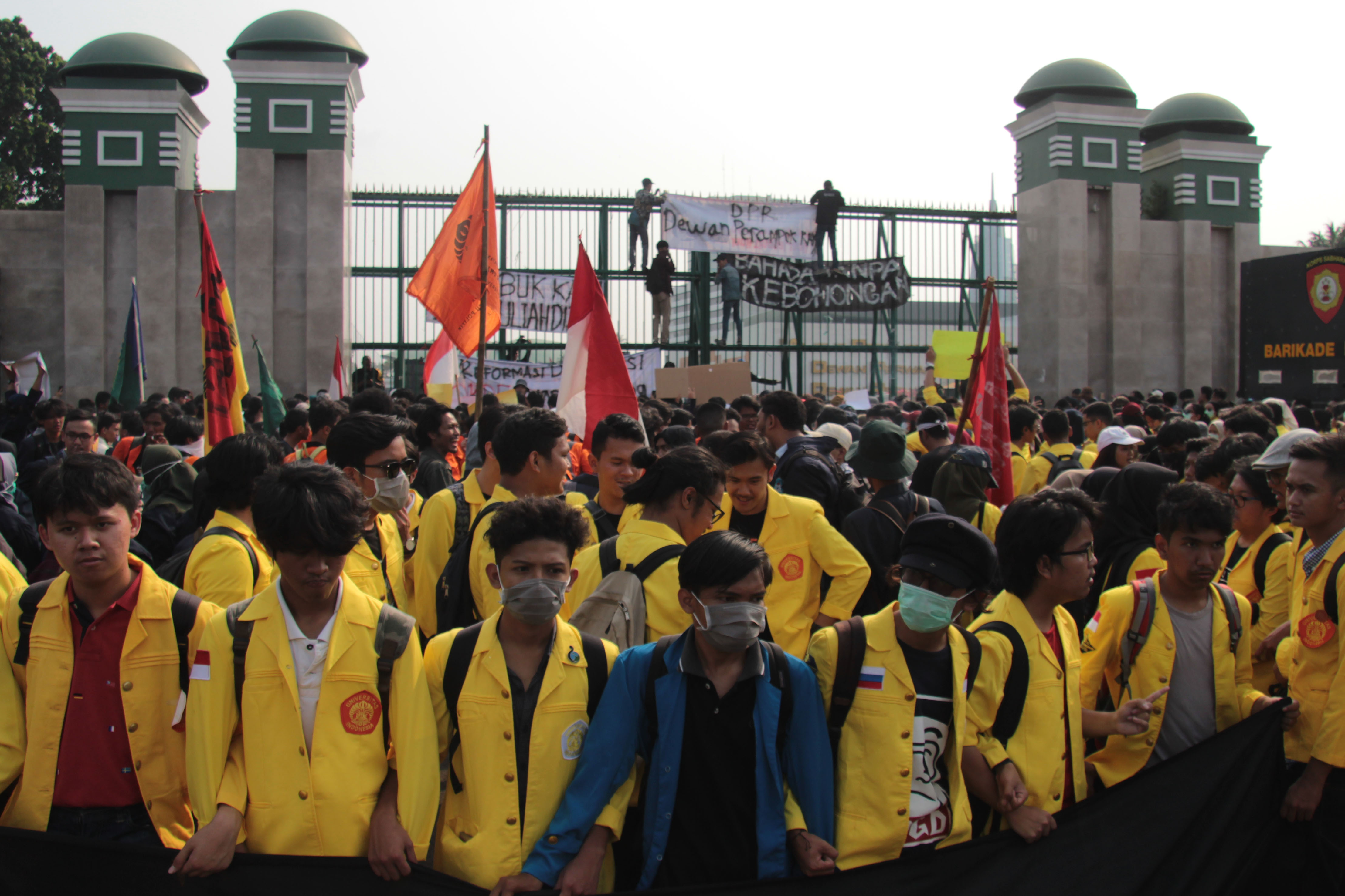 Sejumlah mahasiswa melakukan aksi di Depan Gedung DPR/MPR RI, Jakarta Pusat, Senin (23/9)