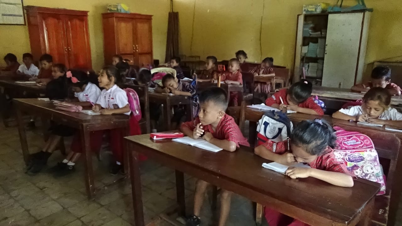 Penyaluran dana BOS per triwulan ditengarai tidak tepat waktu di Kabupaten Flores Timur (Flotim), Provinsi Nusa Tenggara Timur.