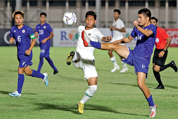Pemain timnas U16 Indonesia, Wahyu Agong Drajat (ketiga kiri), berebut bola dengan pemain timnas U16 Filipina, Enzo Courbet (14), 