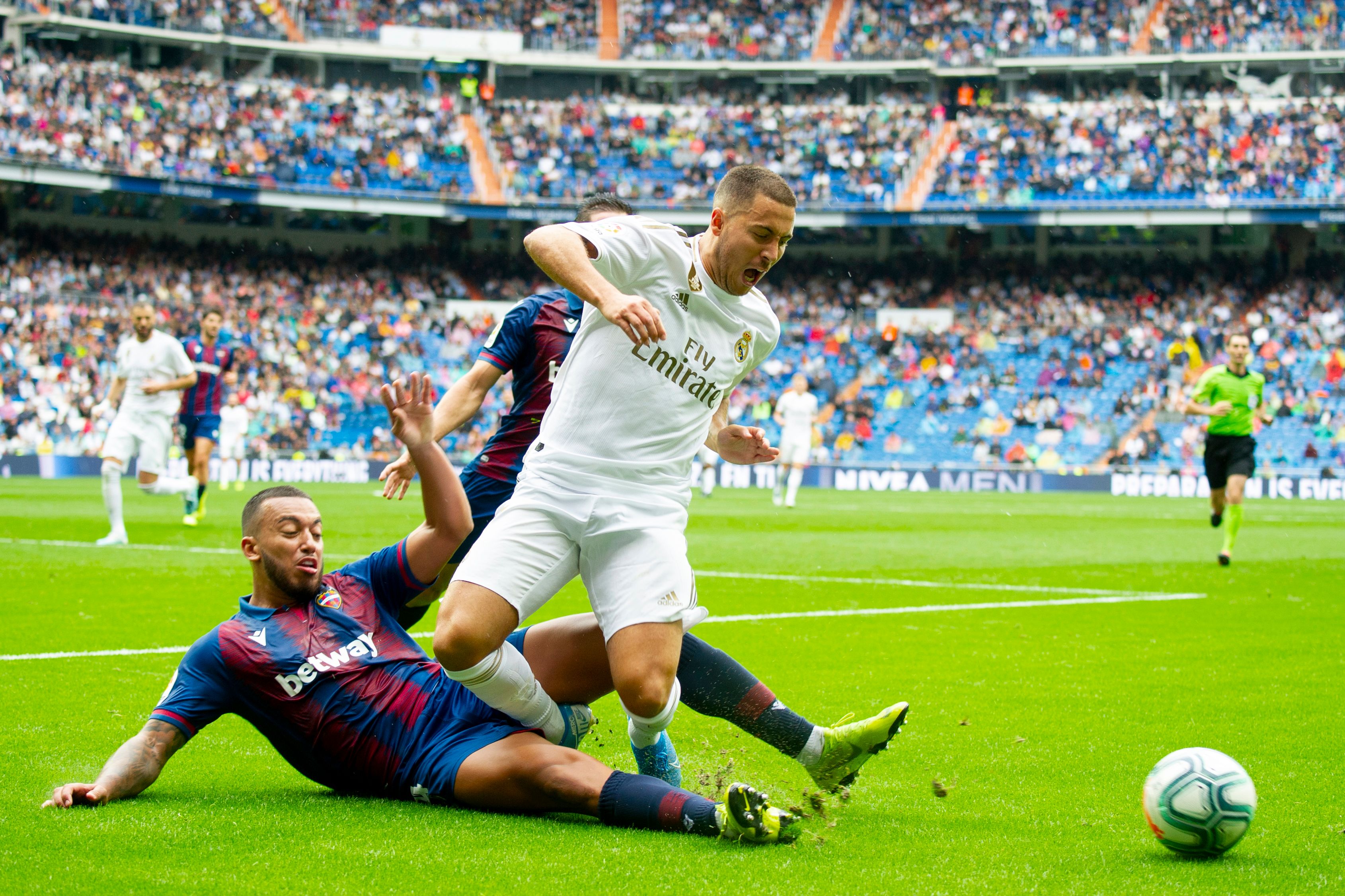 Bek Portugal Levante Ruben Vezo (kiri) menekel pemain depan Real Madrid Belgia Eden Hazard (kanan).