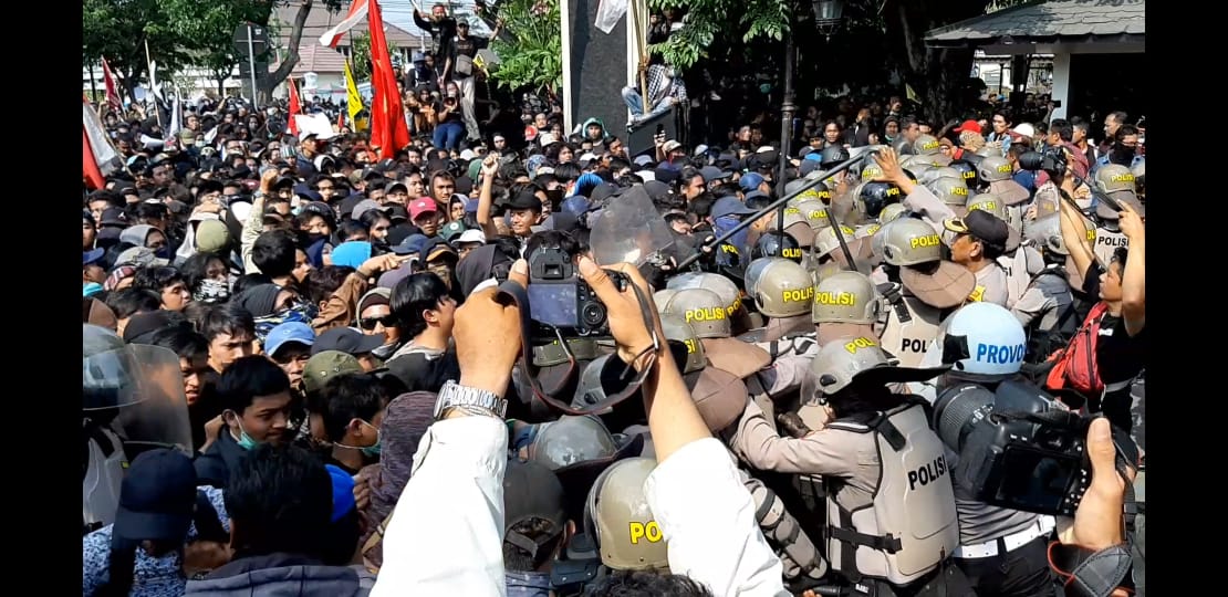Demo mahasiswa penolak RUU Pertanahan ricuh, polisi tembakkan gas air mata, Selasa (24/9). 