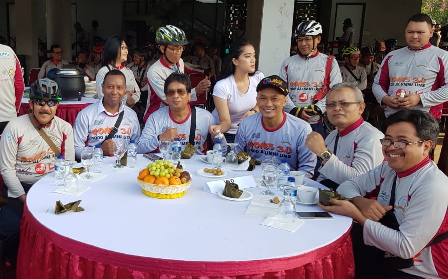 Alumni UNS yang juga Rektor Uncen Apolo Safanpo (kedua kiri) di antara pengurus IKA UNS di Jakarta, Sabtu (7/9).