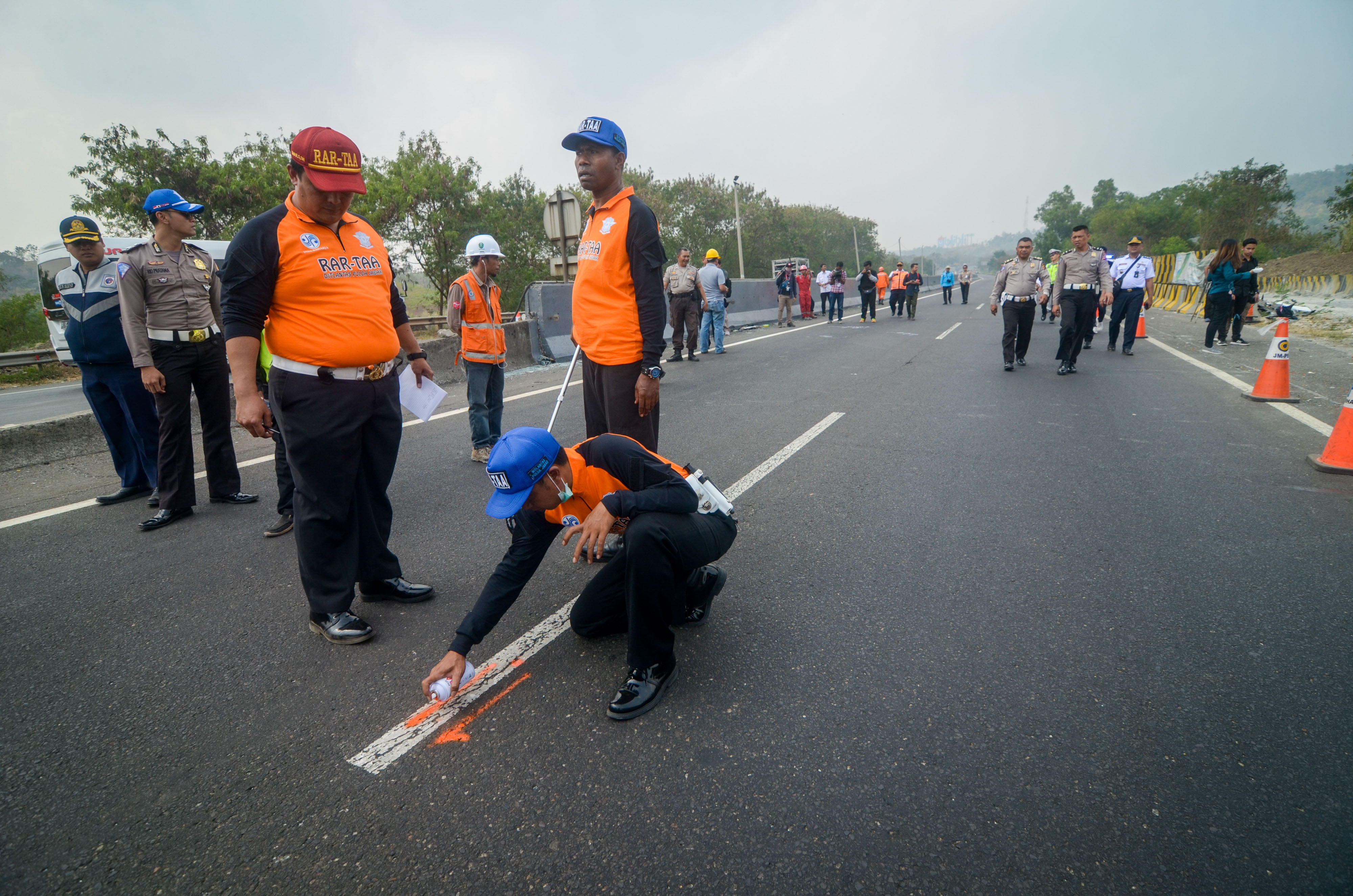 Petugas Traffic Accident Analysis (TAA) Polda Jabar melakukan olah tkp kecelakaan beruntun di KM 91 Tol Cipularang
