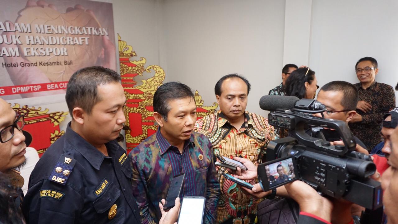 Ketum Asephi Bali, Ketut Dharma Siadja, dan Kepala Seksi Pelayanan Kepabeanan dan Cukai VI, Eko Rudi Hartono, usai diskusi di Bali, Jumat (3