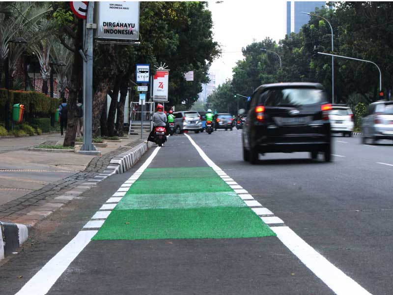 Hari pertama uji coba fase satu jalur sepeda di kawasan Jalan Merdeka Selatan dan Jalan M.H. Thamrin tampak belum rampung.