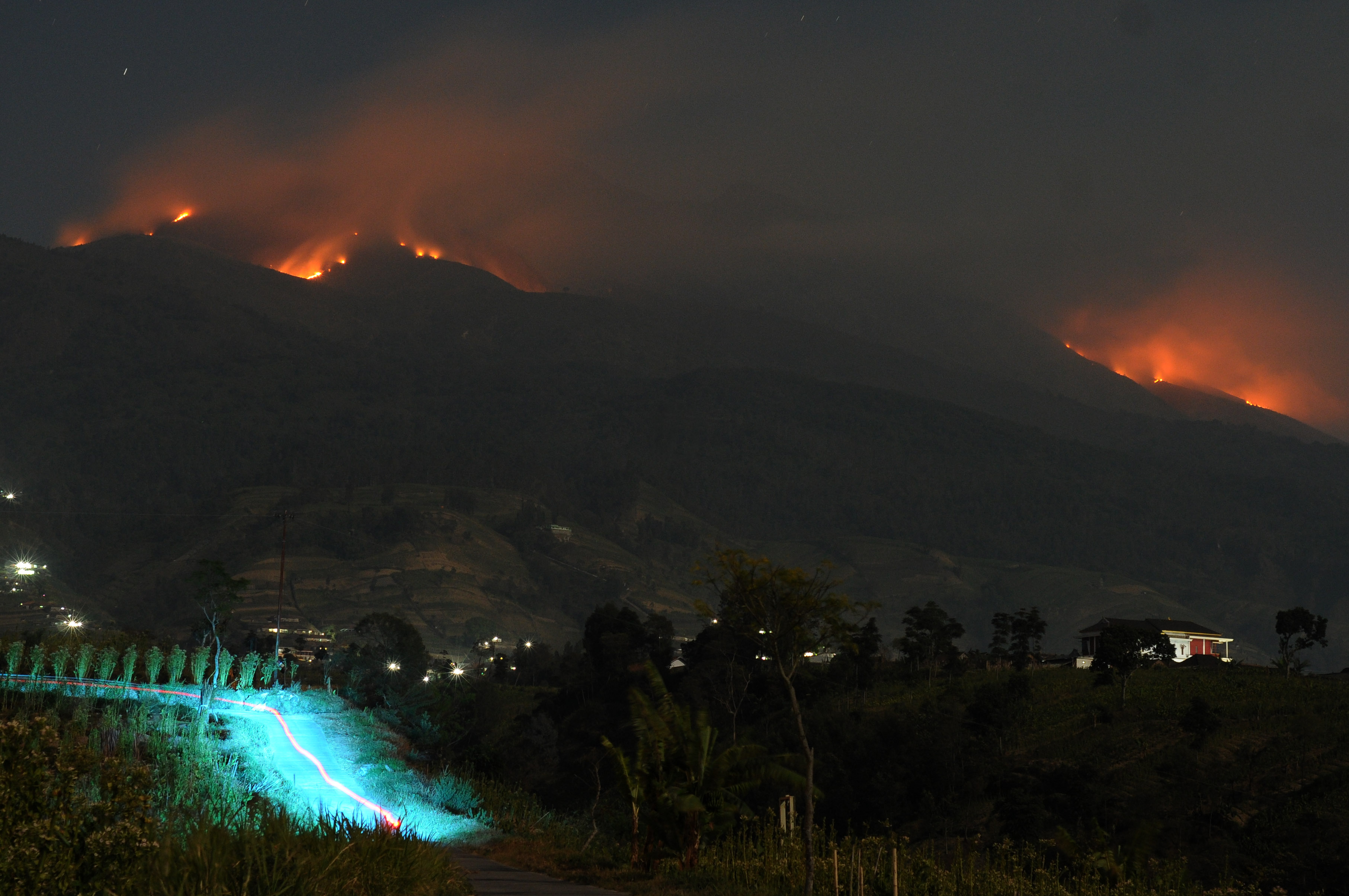 Kebakaran Gunung Merbabu Jawa Tengah. Hingga saat ini diperkirakan kebakaran di Gunung Merbabu mencapai 260 hektare.