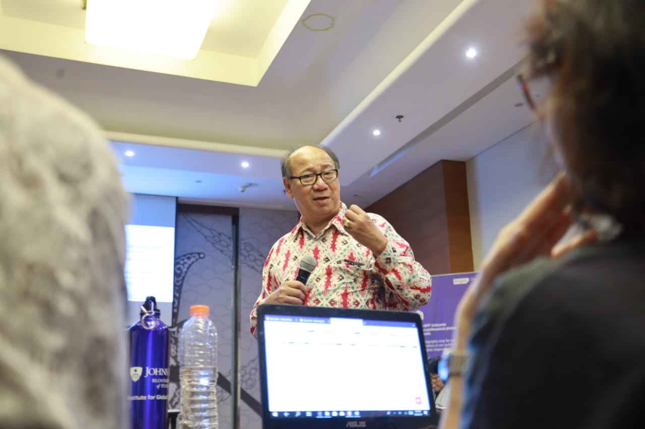 Prof Siswanto di hadapan para jurnalis yang ikut pelatihan bagaimana mengangkat isu seputar KB dan kesehatan reproduksi.