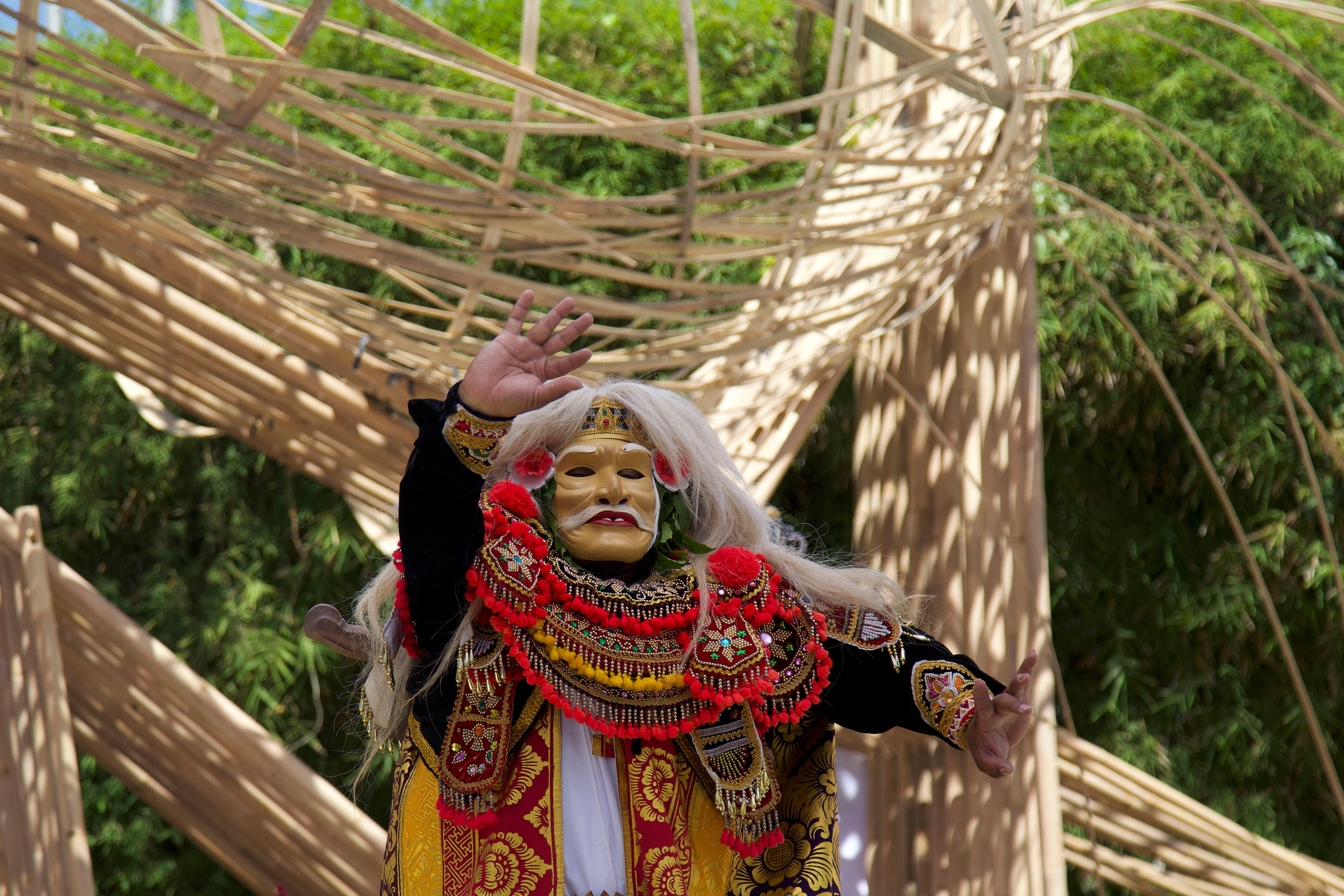 Penari dari Sanggar Paripurna Bali mementaskan tarian Topeng Panji di Nusa Dua, Bali.