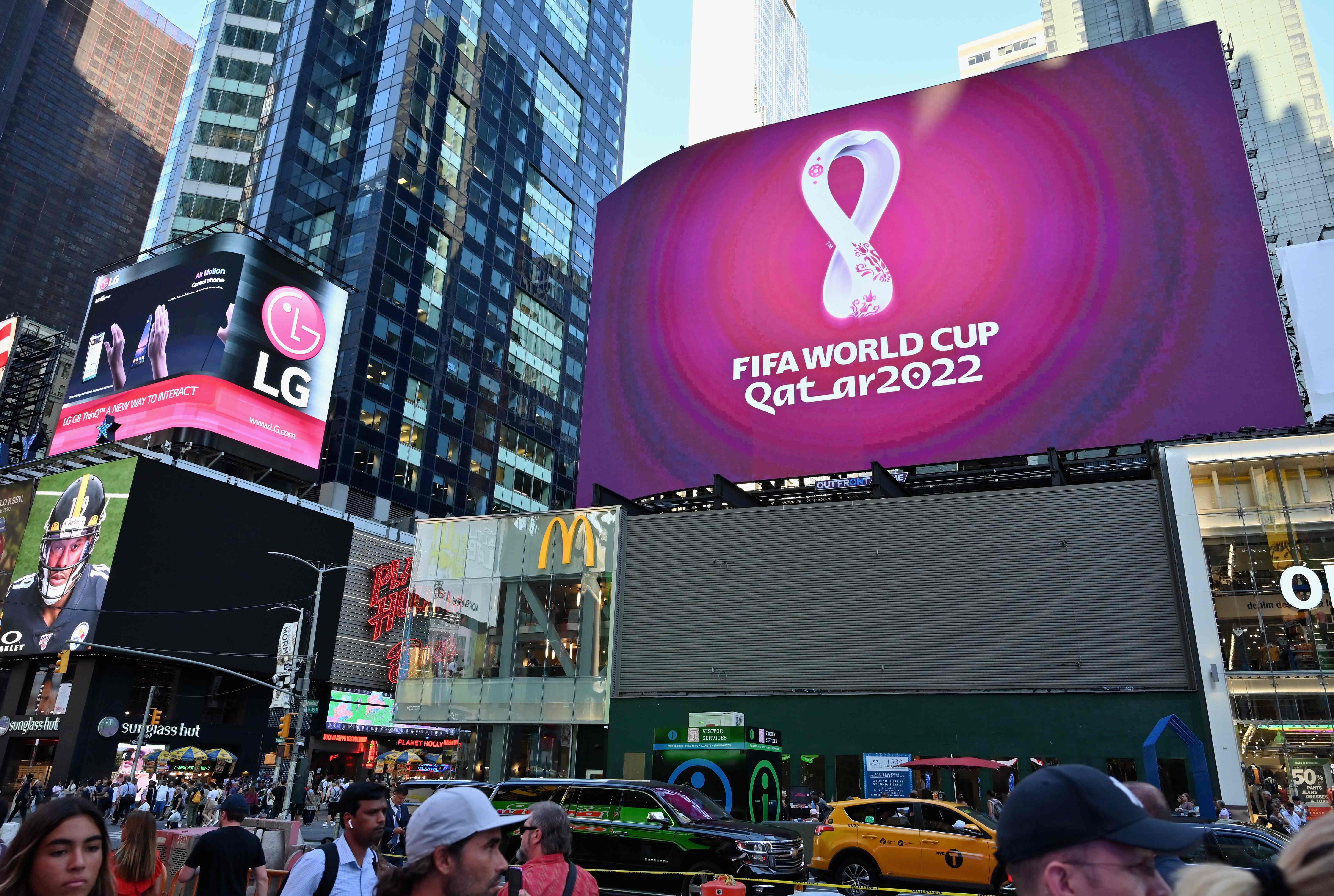 Logo Piala Dunia 2022 muncul di billboard di Time Square, New York, Selasa (3/9).