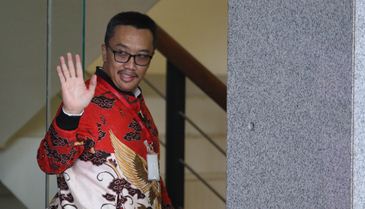 Mantan Menpora Imam Nahrawi (jaket batik merah) menjalani pemeriksaan di Gedung KPK Jakarta, Jumat, (27/9).