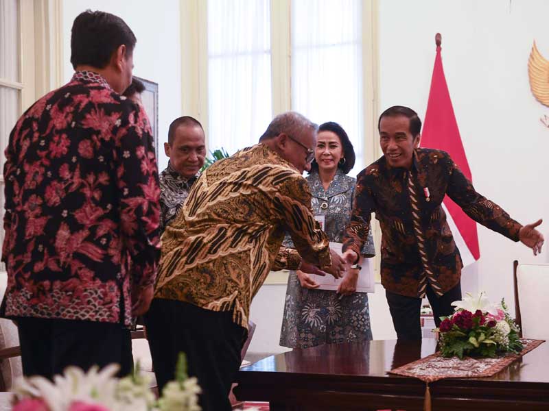 Presiden Joko Widodo (kanan) menyalami panitia seleksi capim KPK.Kedatangan pansel untuk menyerahkan 10 nama capim KPK kepada Presiden Jokow