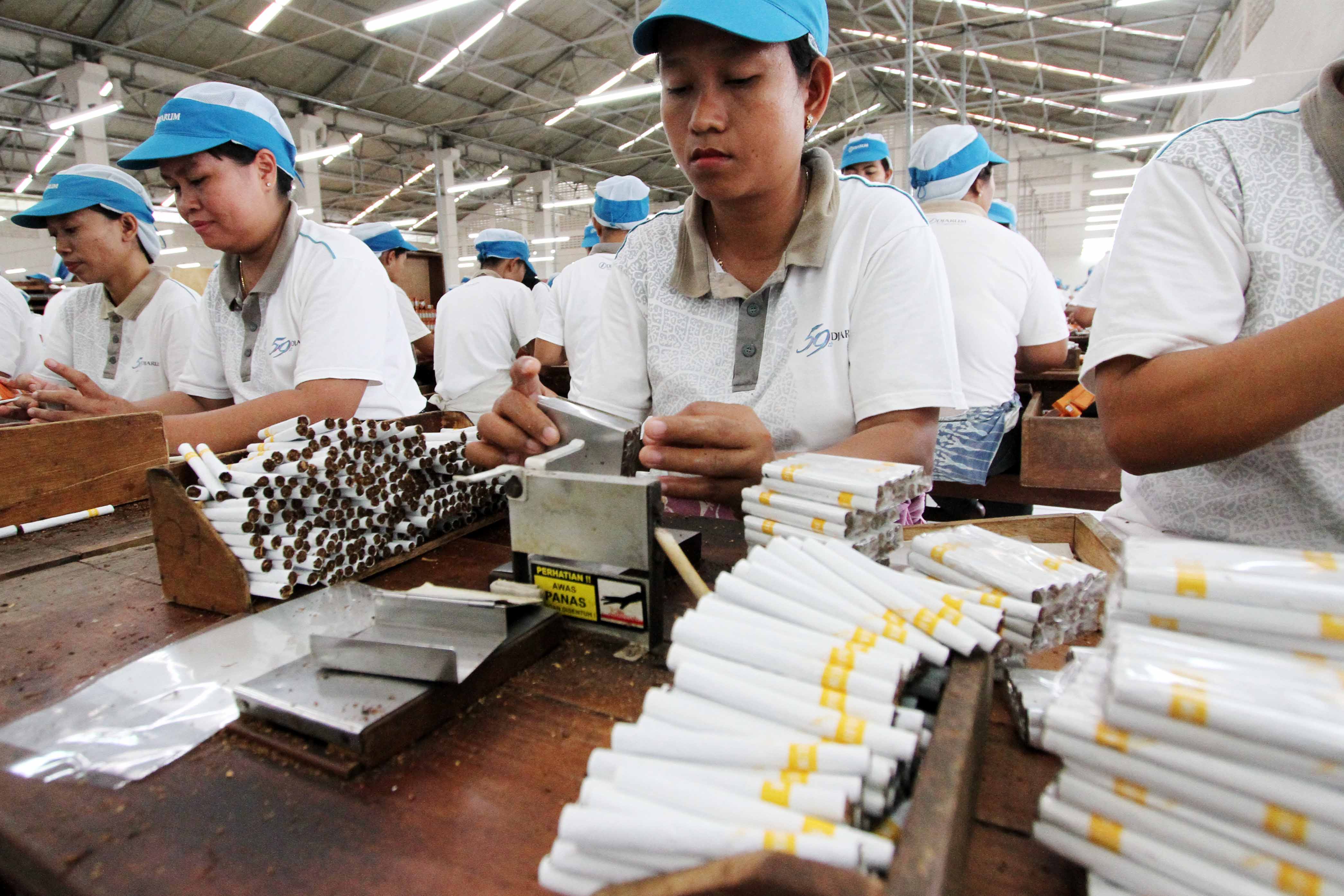 Pekerja tengah melinting rokok di pabrik rokok Djarum di Kudus, Jawa Tengah.