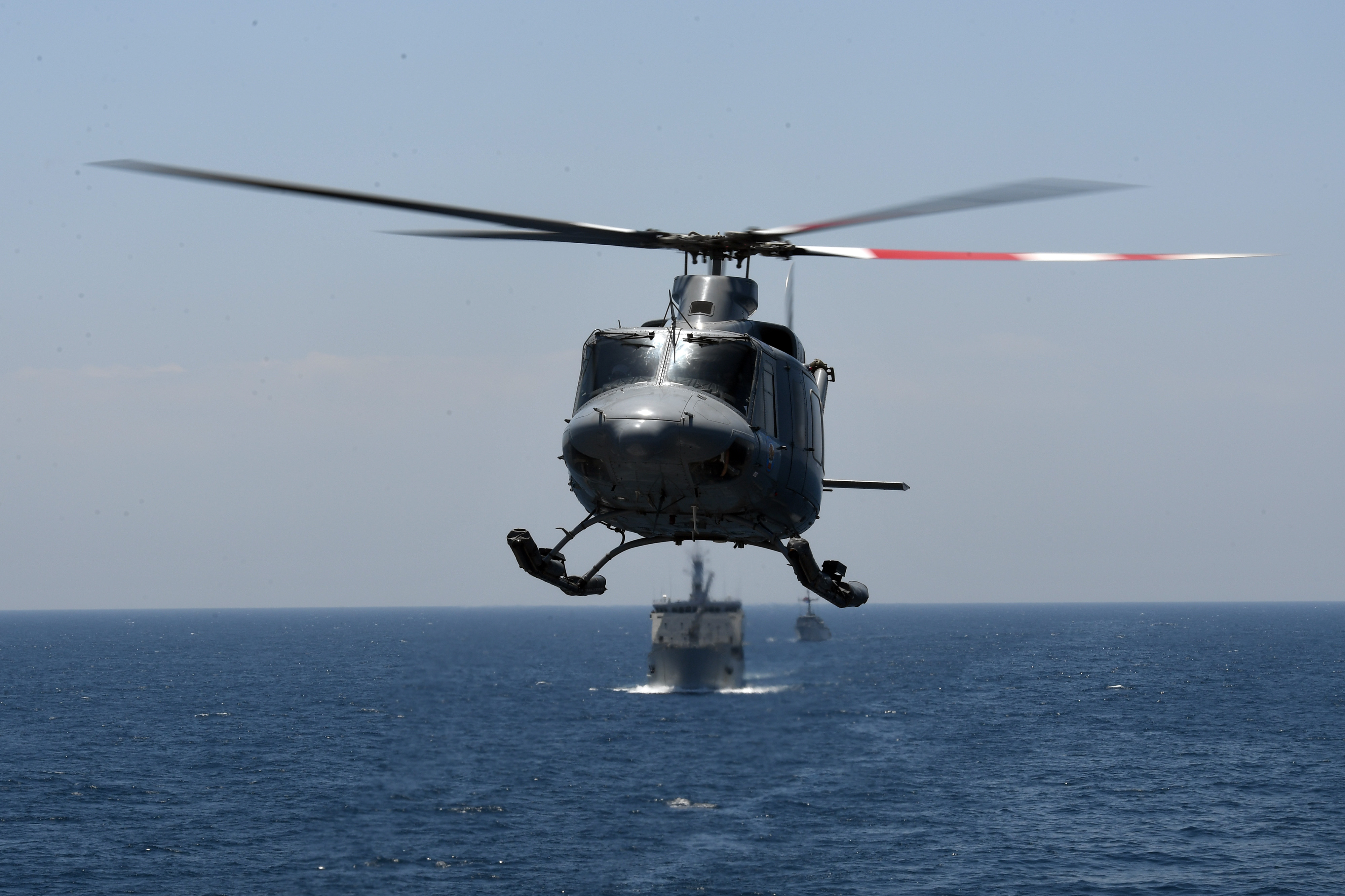 Helikopter Bell 412 TNI AL mengudara saat perpindahan helikopter pada Latihan Gabungan TNI saat pelayaran di KRI Makassar di Laut Jawa