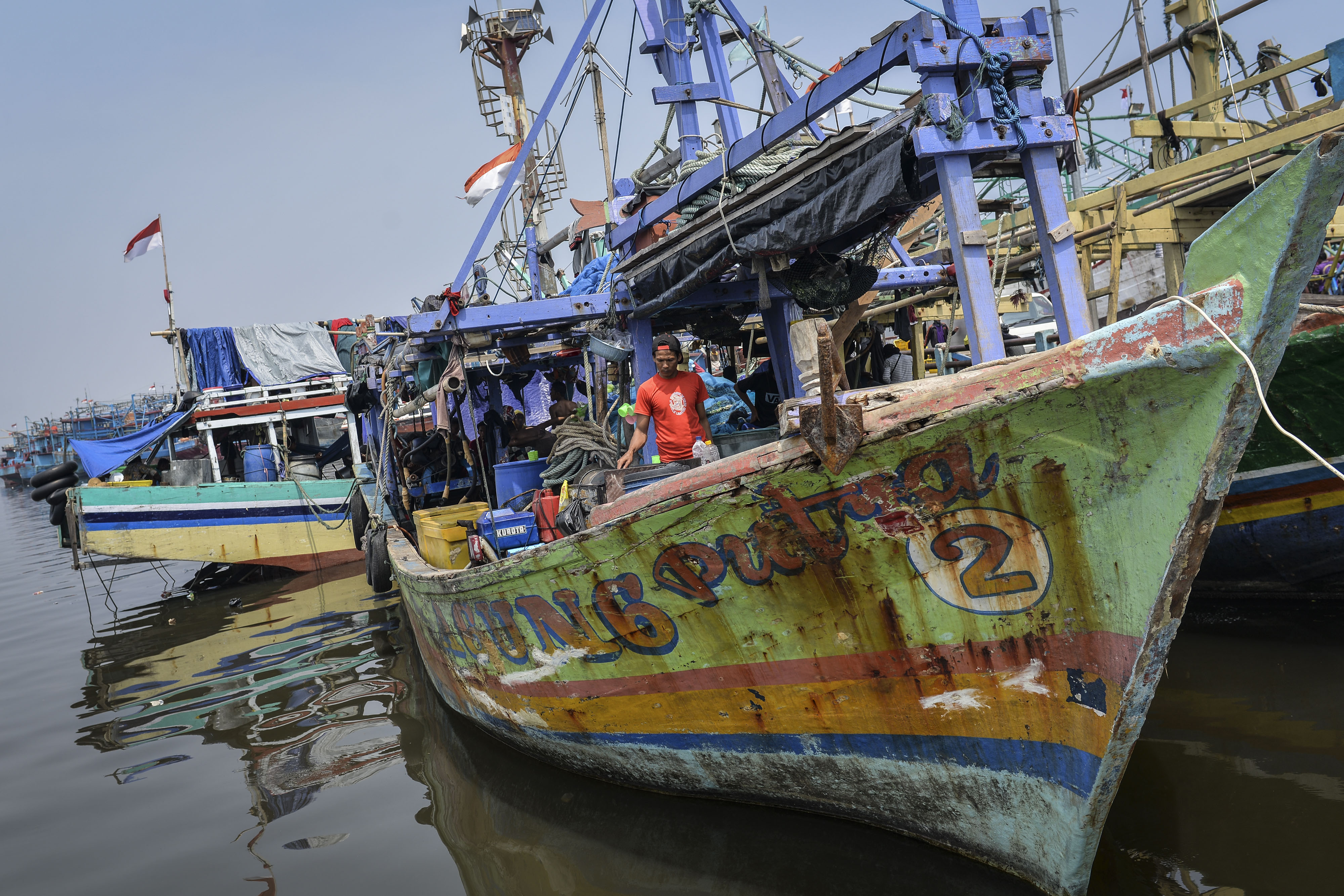  Nelayan beraktivitas di kapal yang bersandar di Pelabuhan Ikan Muara Angke, Jakarta, Jumat (26/10/2018). 