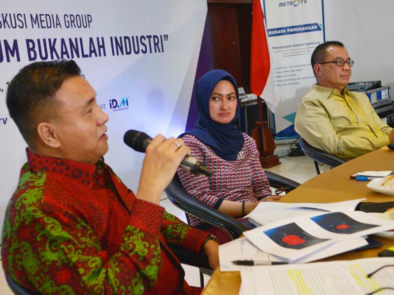 Komisioner Komisi Kejaksaan Barita Simanjuntak (kiri) bersama Bupati Luwu Utara Putri Indah Indriani dan Dirut Angkasa Pura I Faik Fahmi.