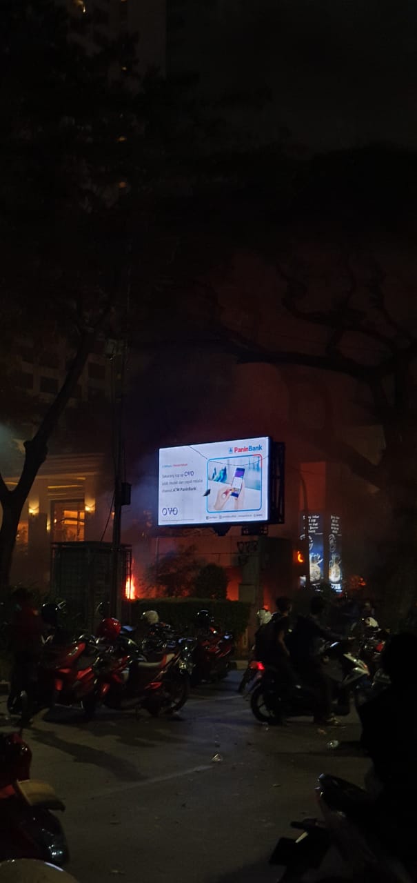 Pos Polisi Gerbang Pemuda yang dibakar mahasiswa