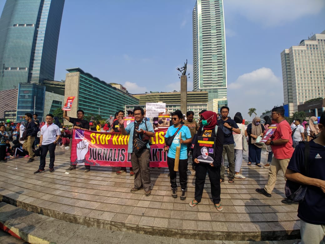 Aksi jalan mundur yang dilakukan AJI.