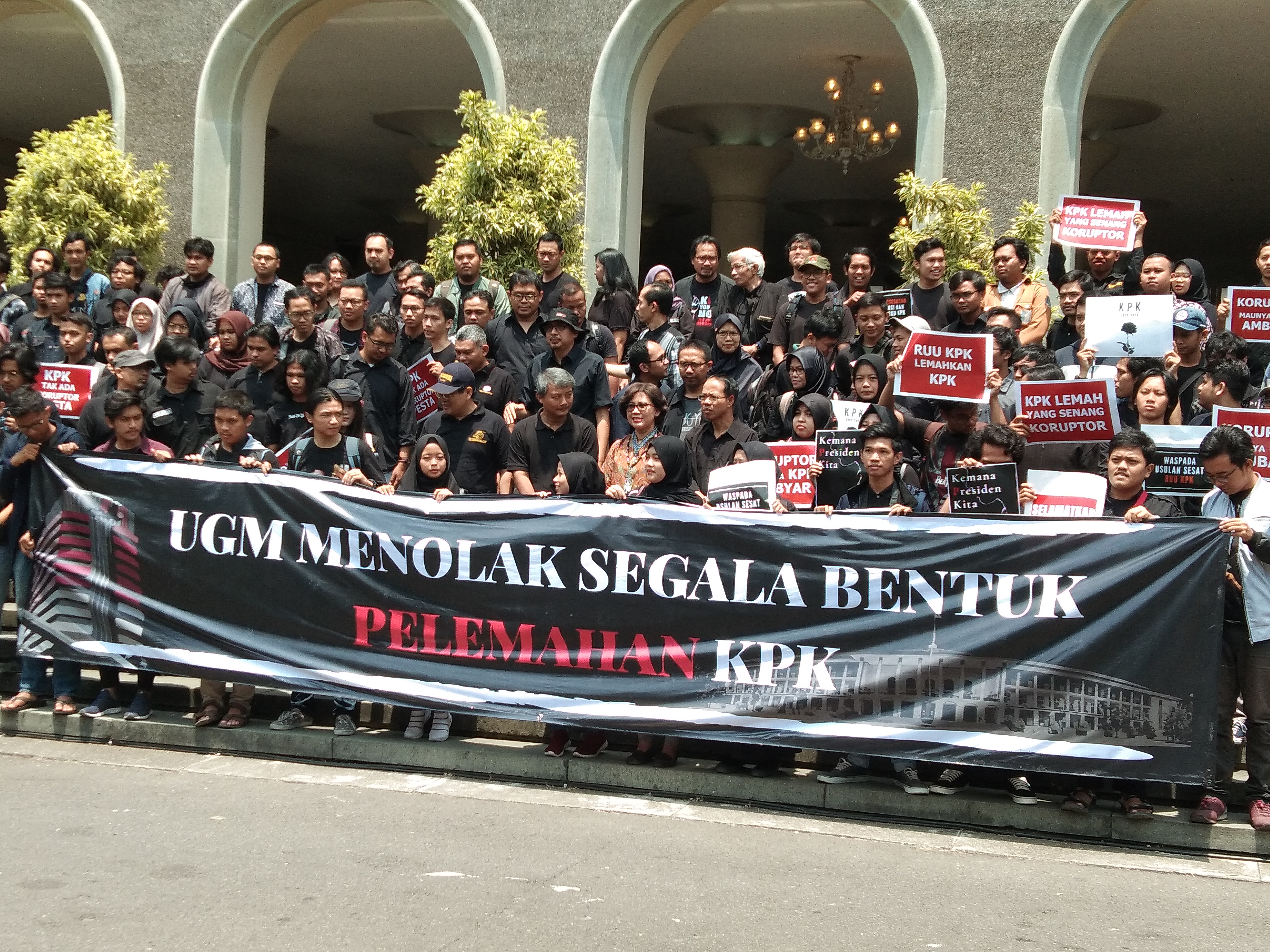 Civitas akademi Universitas Gajah Mada, Yogyakarta menyatakan menoloka revisi Undang-Undang KPK oleh DPR RI. 