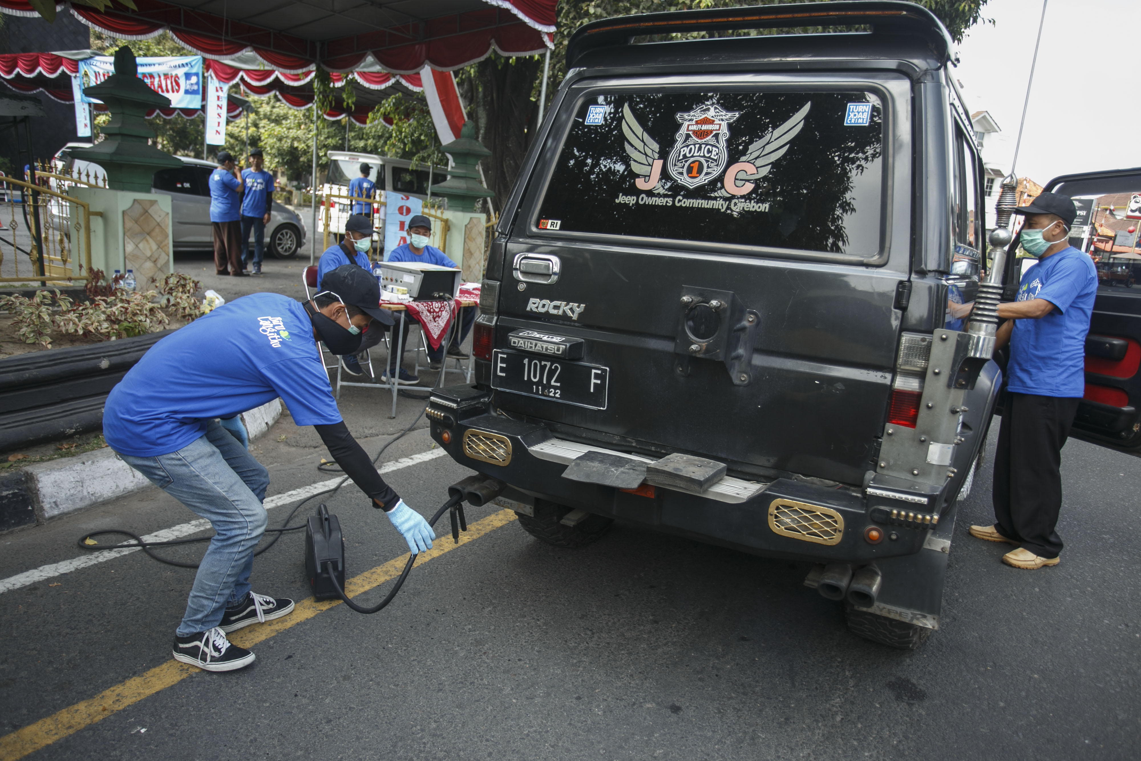  Petugas Dinas Lingkungan Hidup Yogyakarta melakukan uji emisi gas buangan kendaraan bermotor roda empat di kawasan Kridosono, DI Yogyakarta