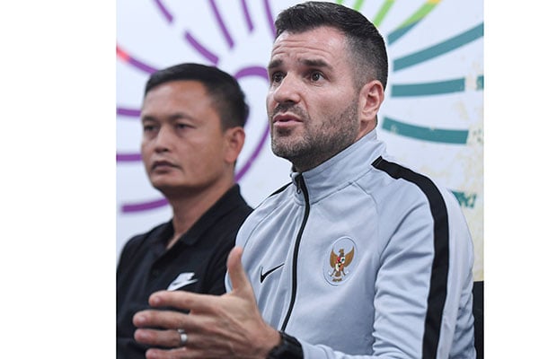  Pelatih Timnas Indonesia Simon McMenemy (tengah) 