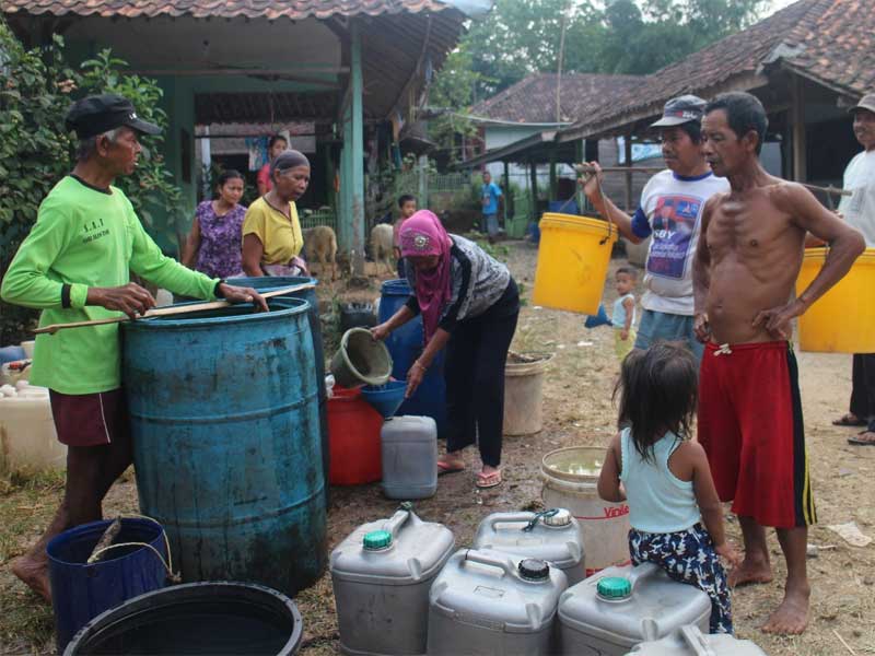 Warga Kertasari Tengah Mengantri Air Bersih.