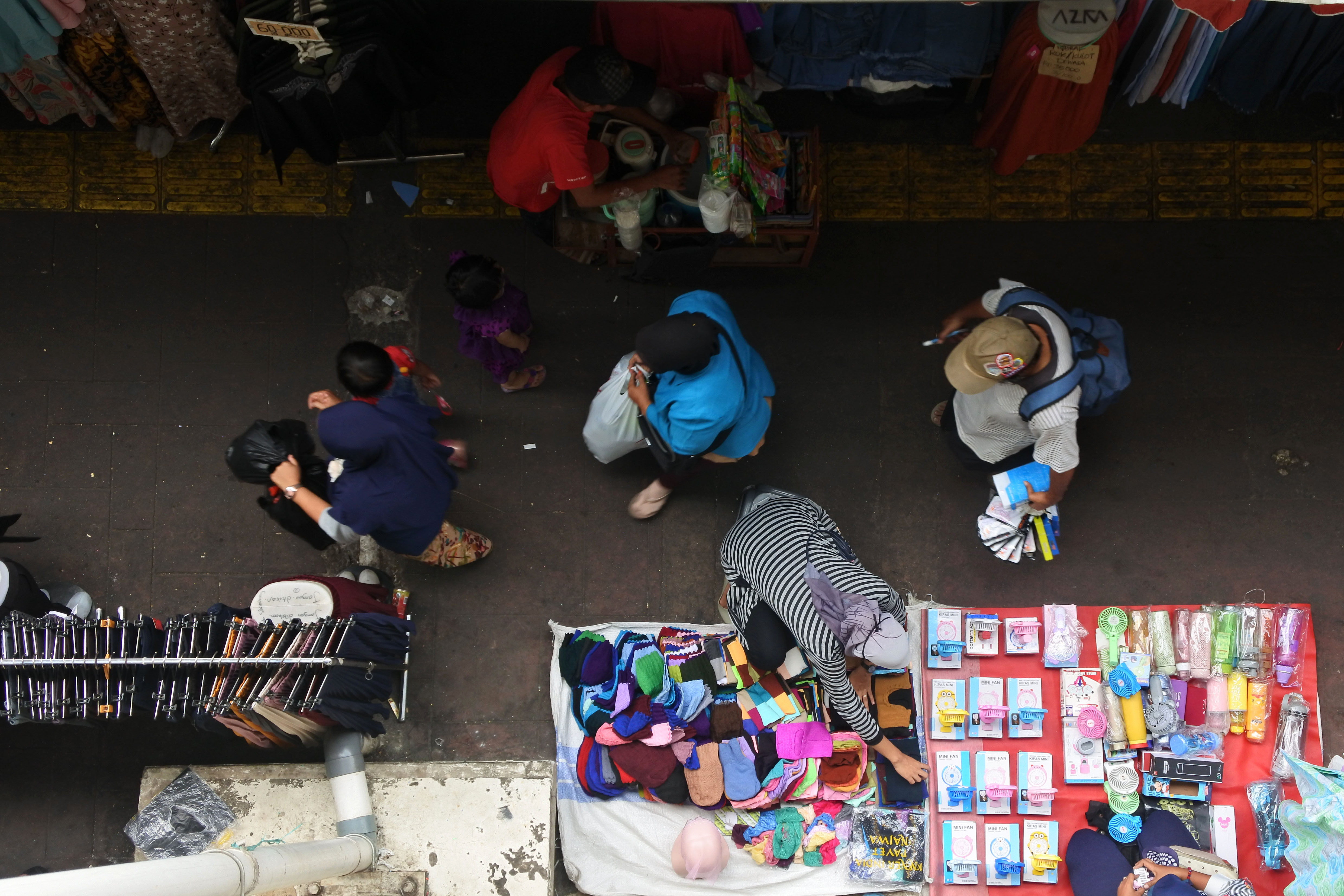 Pejalan kaki melintas di pedestrian di Jalan Jatibaru, Tanah Abang, Jakarta, Kamis (5/9/2019).