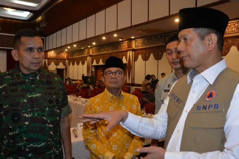 Kepala BNPB Doni Monardo berdialog dengan Pangdam II Siwijaya Mayjen TNI Irwan dan Gubernur Jambi Fachrori Umar (baju kuning0, Senin (23/9)
