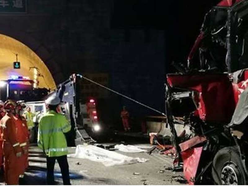 Sebuah bis menabrak terowongan jalan tol di Tiongkok menyebabkan 36 orang tewas