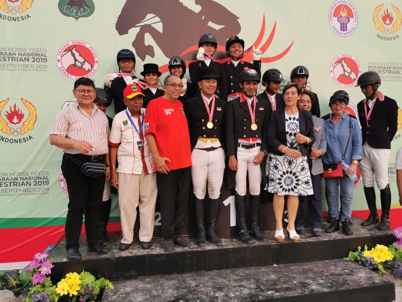 Pengalungan medali emas atlet berkuda DKI Jakarta