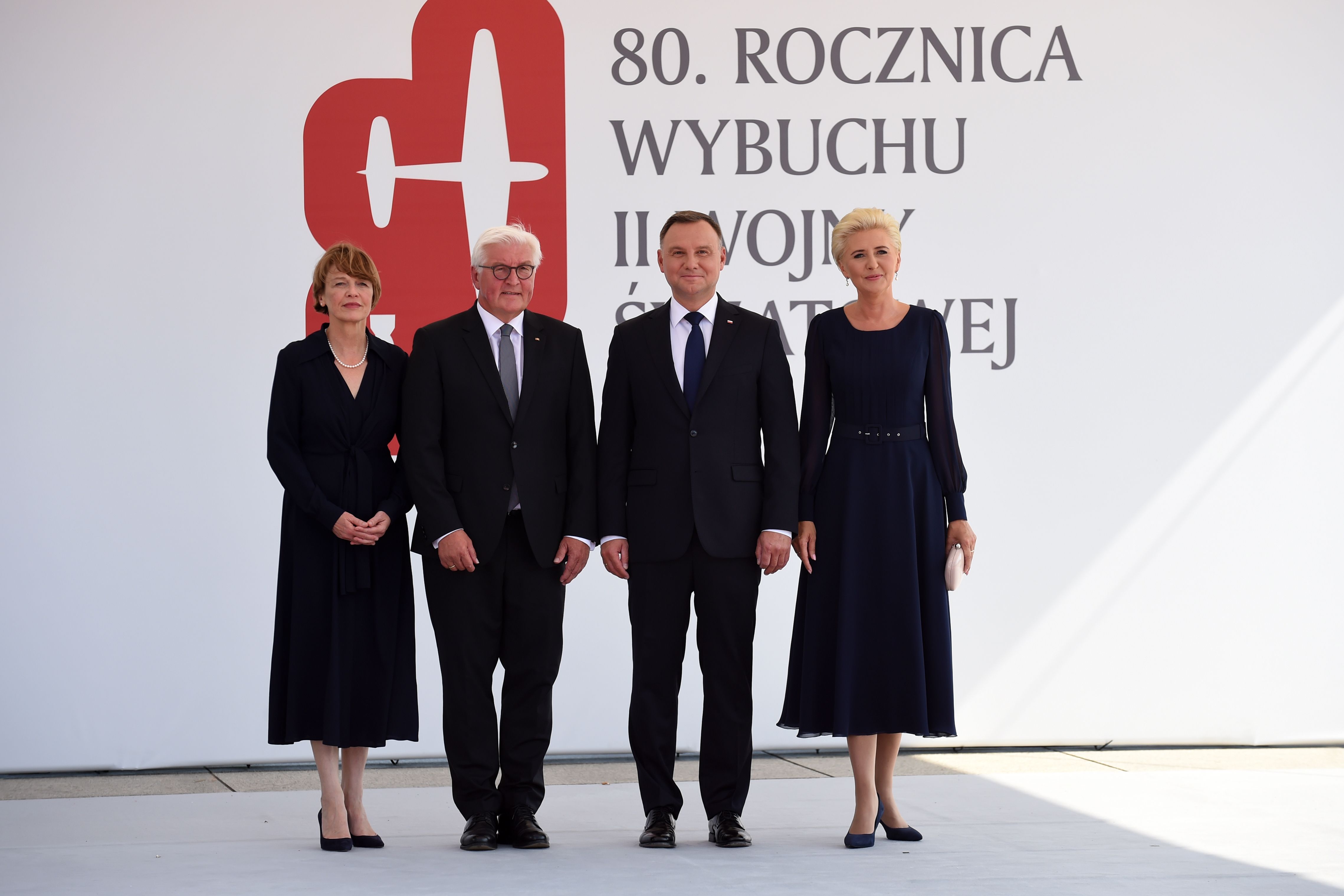Presiden Polandia Andrzej Duda (t) dan istrinya Agata Kornhauser-Duda menyambut Presiden Jerman Frank-Walter Steinmeier dan istrinya.