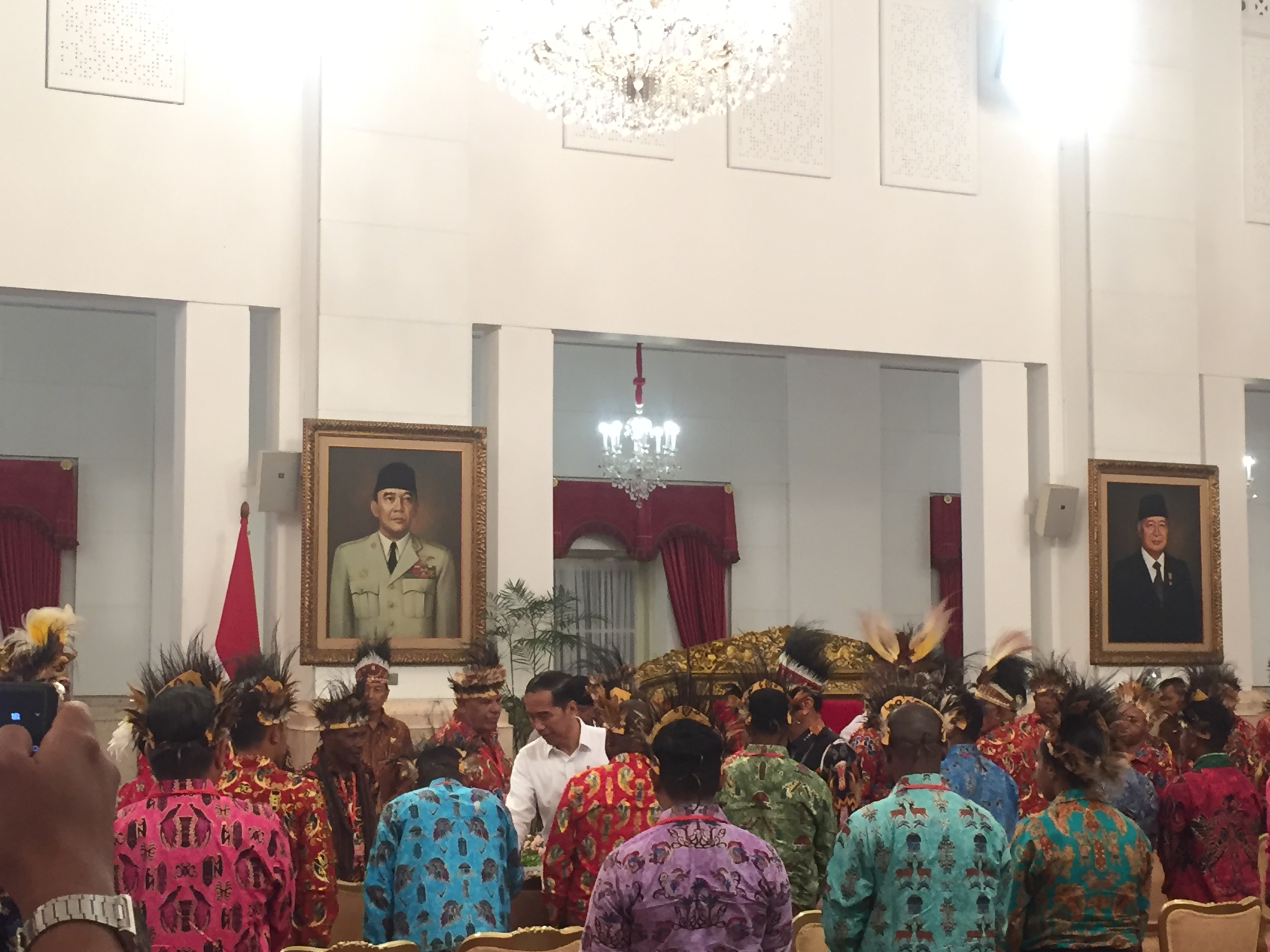 Presiden Joko Widodo (berkemeja putih) bertemu sejumlah tokoh Papua dan Papua Barat