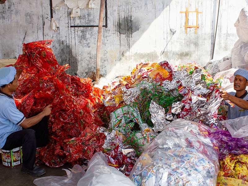  Pekerja mencacah sampah plastik di kawasan Purwasari, Karawang, Jawa Barat, Selasa (25/6/2019).