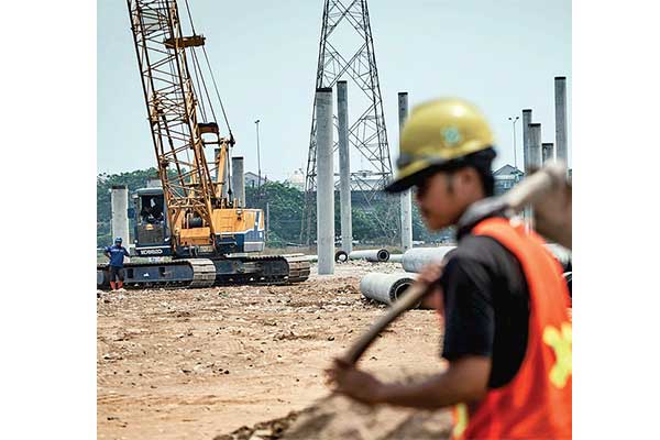 Aktivitas pekerja di lokasi proyek pembangunan Jakarta International Stadium (JIS) atau Stadion BMW di Jakarta Utara, pekan lalu.