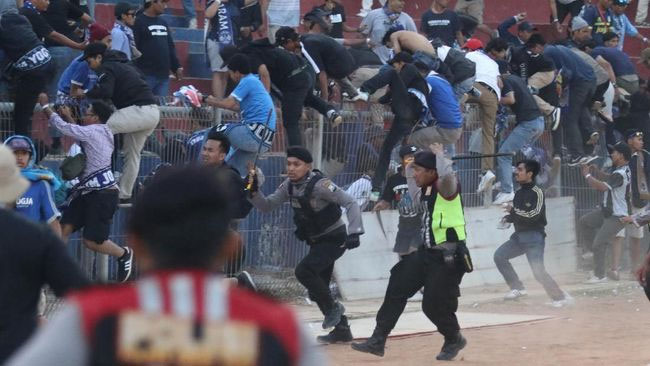 Polisi menghalau sejumlah suporter PSIM Yogyakarta yang berusaha memasuki lapangan saat kompetisi Liga 2 Indonesia di Stadion Brawijaya,