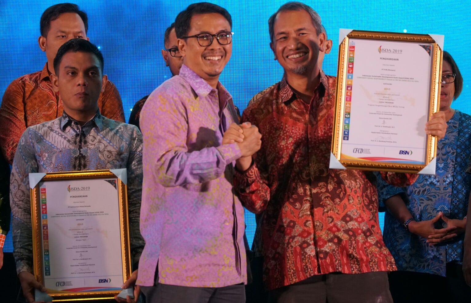 General Manager PLN Babel Abdul Mukhlis menerima penghargaan karena mengembangkan Desa Wisata Terong.