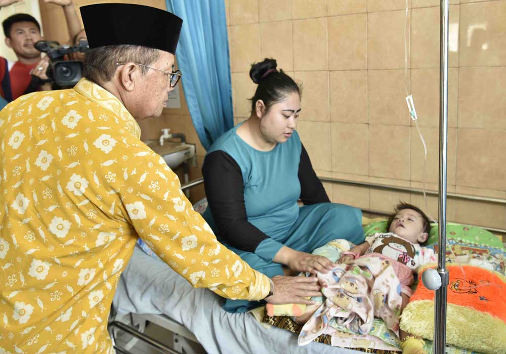 Gubernur Jambi Fachrori Umar mengecek pelayanan medis terhadap warga terjangkit ISPA akibat terpapar kabut asap di Kabupaten Tanjungjabung