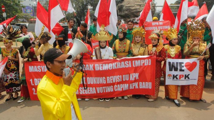 Kelompok pendukung revisi UU KPK berunjuk rasa di Jakarta, Senin (9/9).