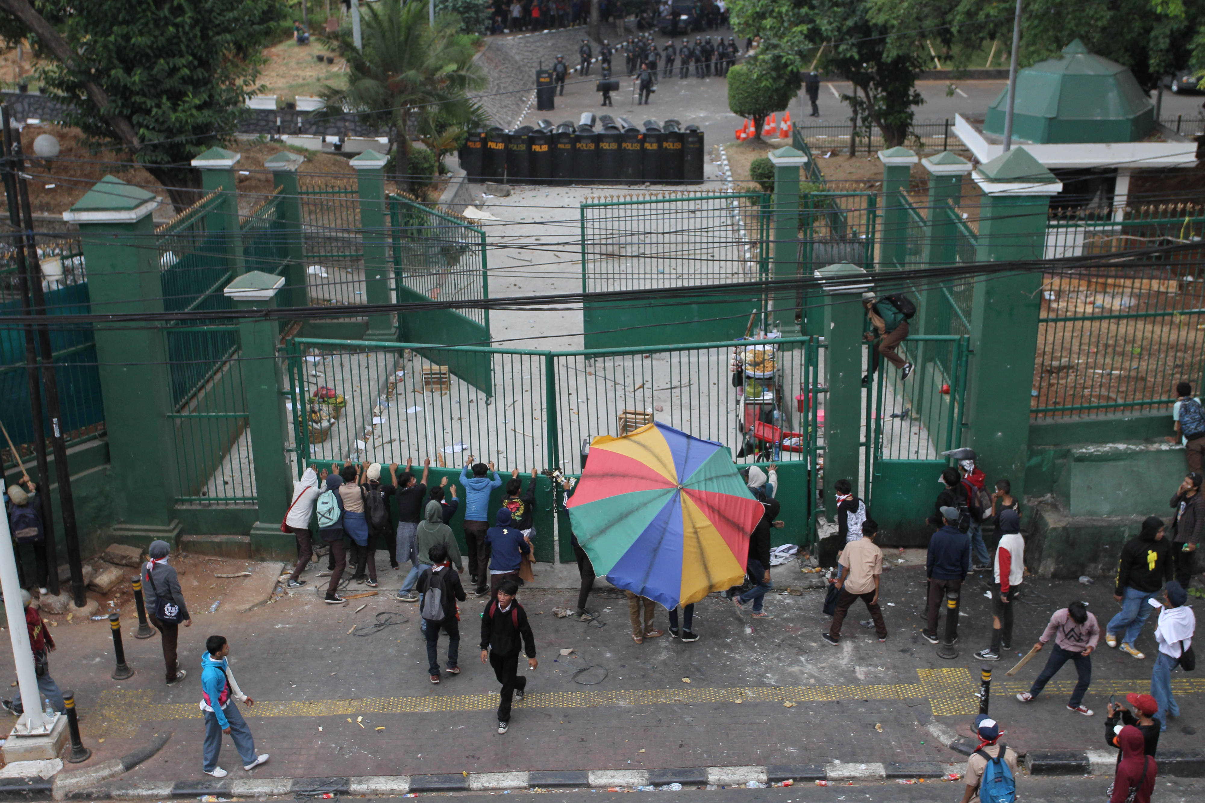 Masa aksi berusaha merusak pintu pagar komplek DPR Senayan saat terjadi bentrok dengan aparat Kepolisian di Jalan Tentara Pelajar, Palmerah,