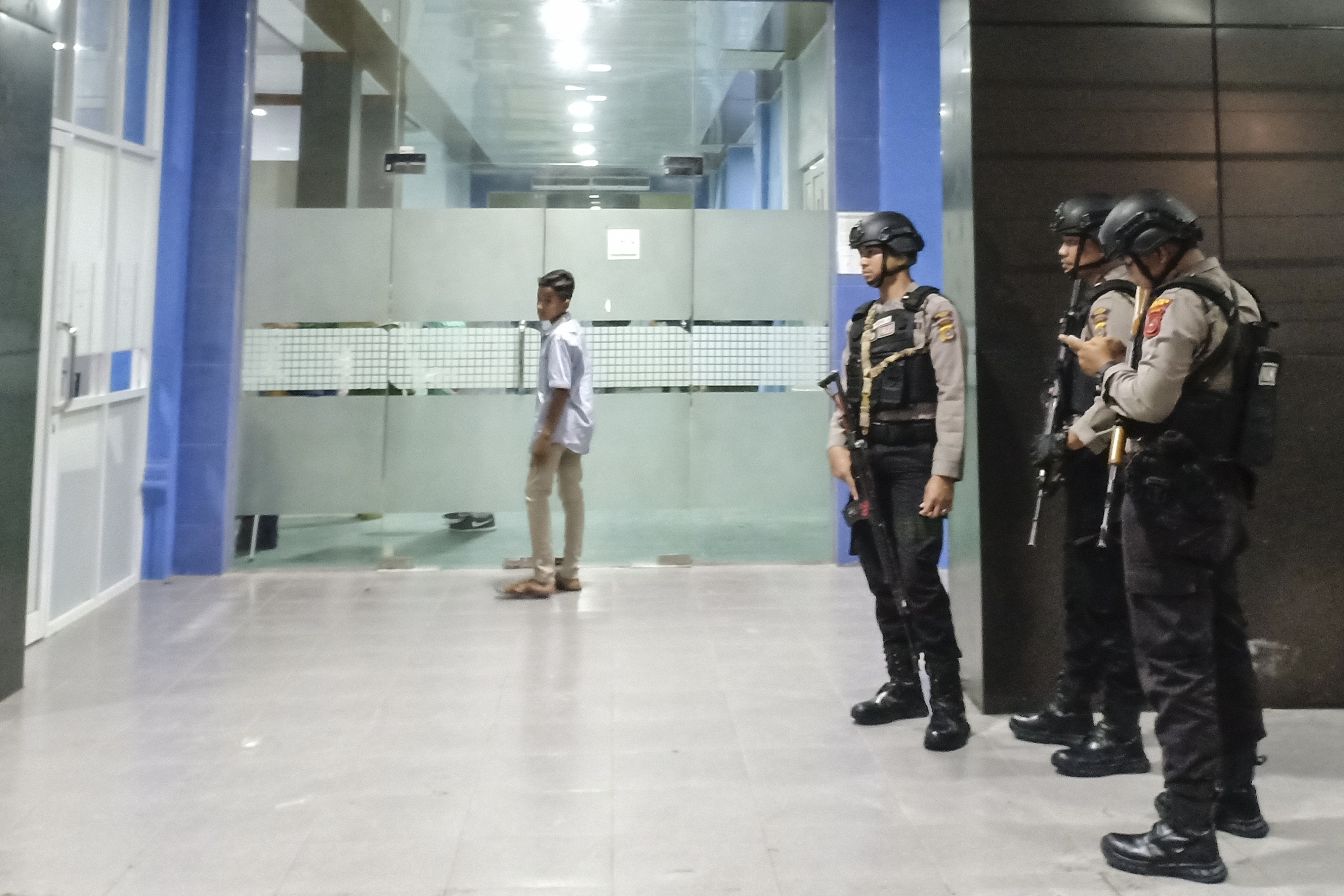 Sejumlah polisi menjaga ruang masuk IGD RSUD Tgk Chik Di Tiro Sigli, tempat korban baku tembak dirawat, Kamis (19/9).