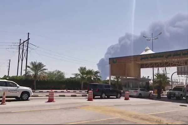 Dua kilang minyak milik Saudi Aramco dilaporkan terbakar setelah diserang pesawat nirawak alias drone, pada Sabtu (14/9) pagi.