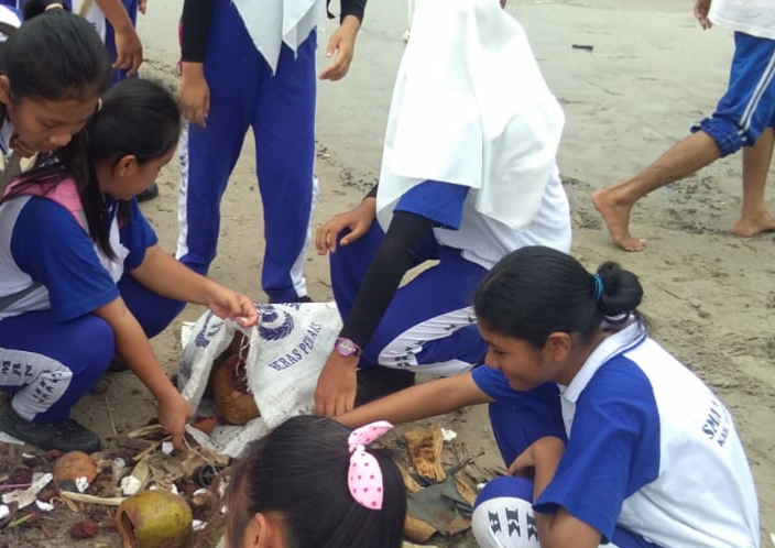 Peserta World Cleanup Day 2019 sedang memungut sampah di pesisir Pantai Pandan, Tapanuli Tengah, Sumatra Utara, Sabtu (21/9). 