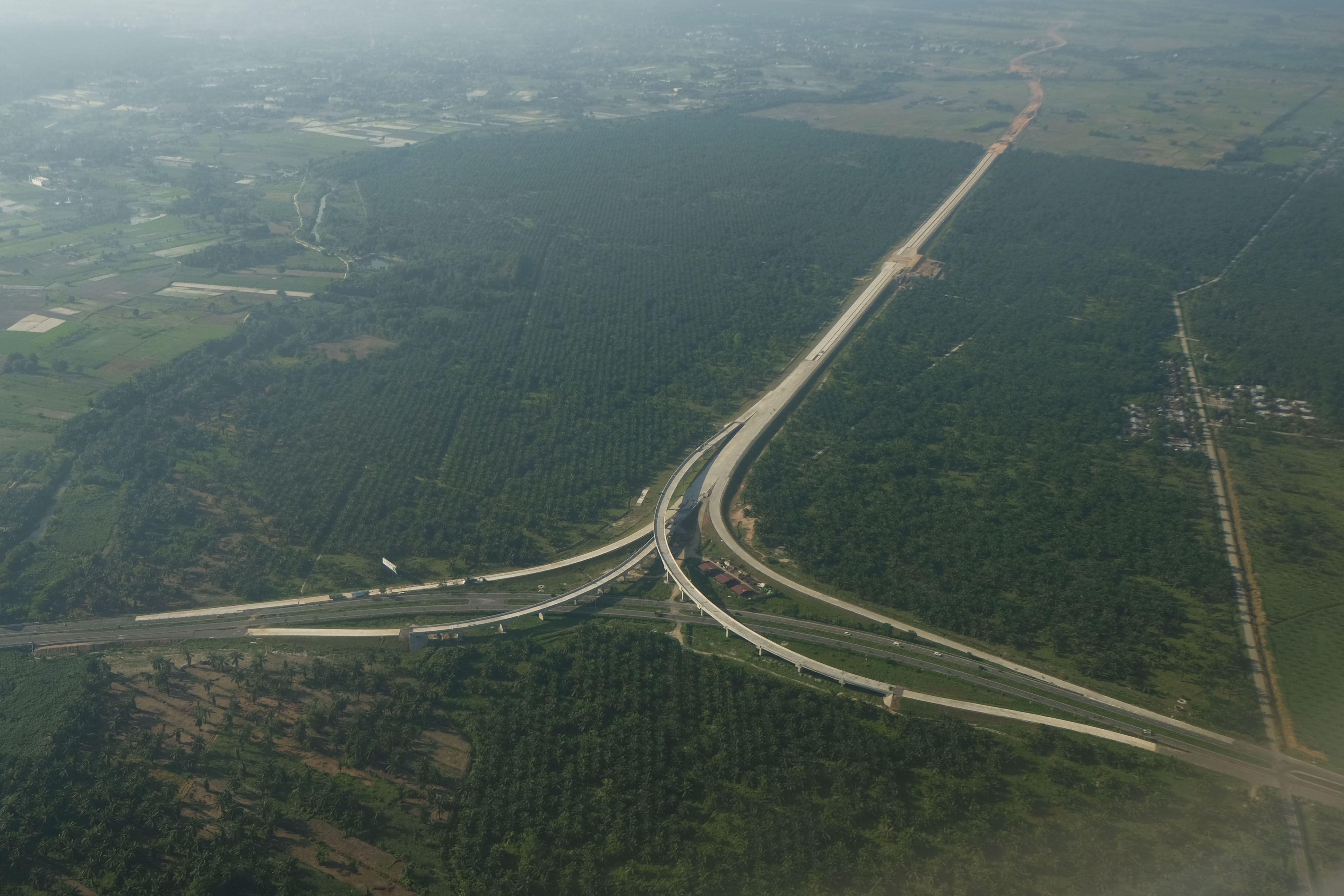 Foto udara pembangunan jalan tol Medan - Tebing Tinggi tampak dari kawasan Deli Serdang, Sumatra Utara.