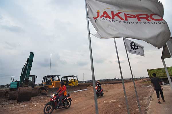 Warga melintas di areal pembangunan Stadion BMW di Jakarta, Kamis (16/5/2019). 