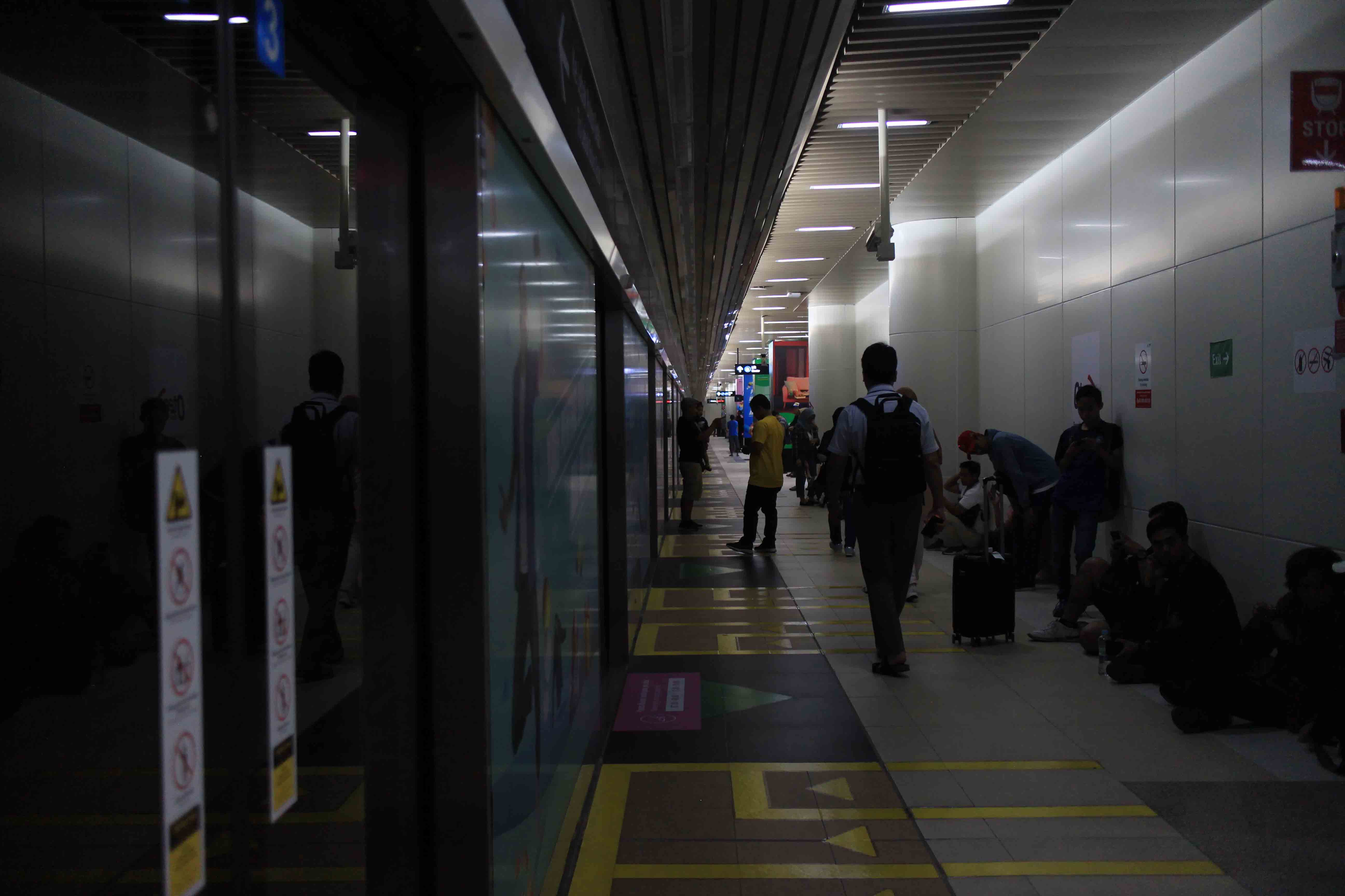 ilustrasi -- suasana Stasiun MRT Jakarta saat listrik padam.