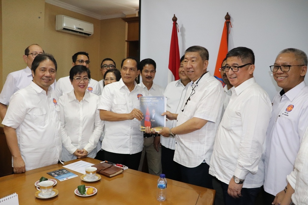 Totok Lusida (ketiga kanan) menyerahkan berkas pendaftaran sebagai Caketum REI 2019-2022.