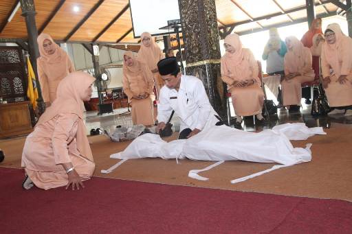 Miftahudin, guru MTs Negeri 2 Brebes sedang memberikan pelatihan merawat jenazah di Pendopo Bupati Brebes, Rabu (25/9). 