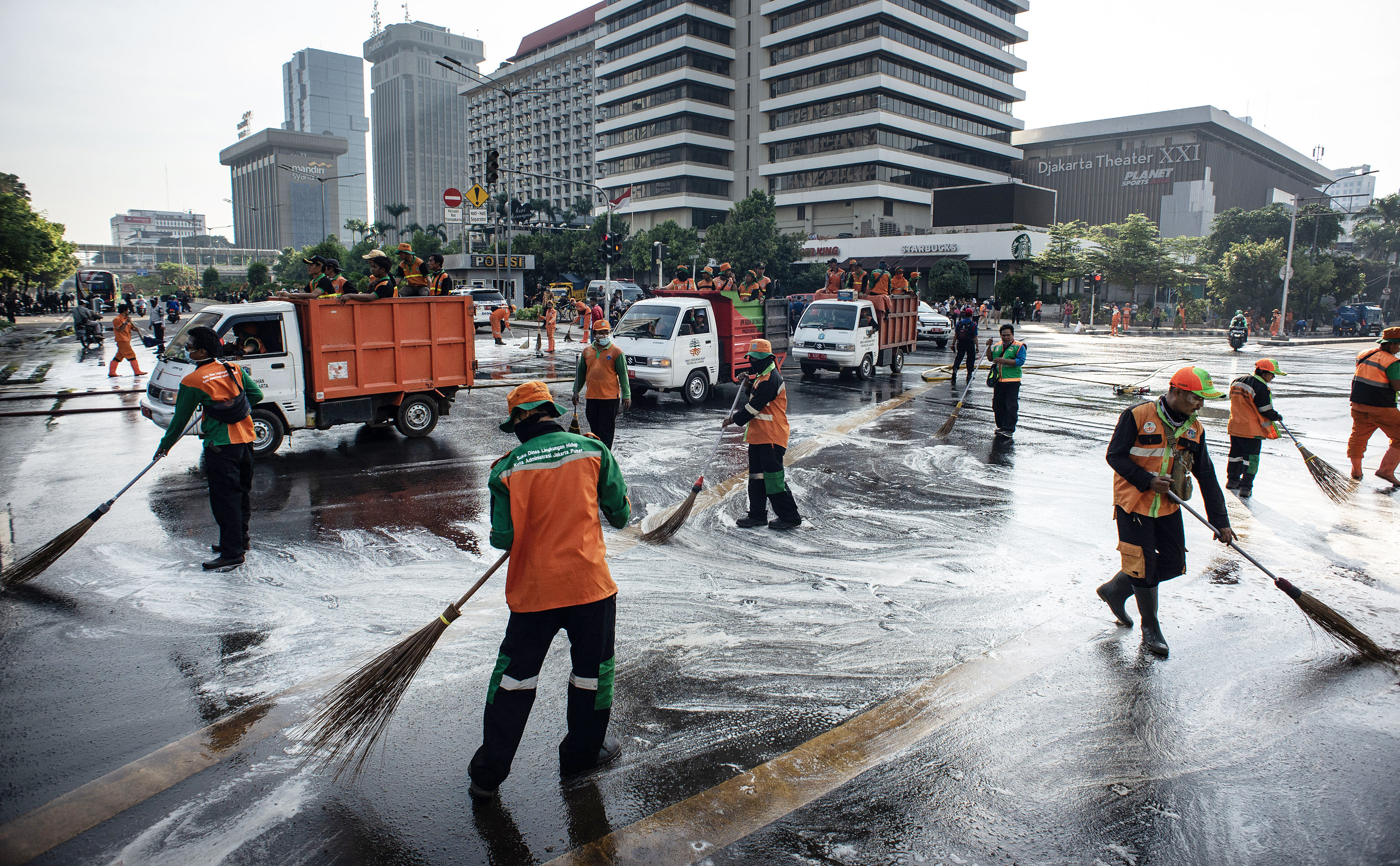 Petugas Penanganan Prasarana dan Sarana Umum (PPSU) membersihkan jalan pascakerusuhan di kawasan Kantor Bawaslu